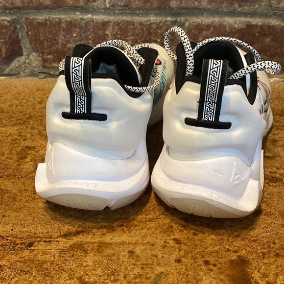 NIKE‎ Giannis Immortality Shoes in White Blue Red Basketball Shoes main image 8
